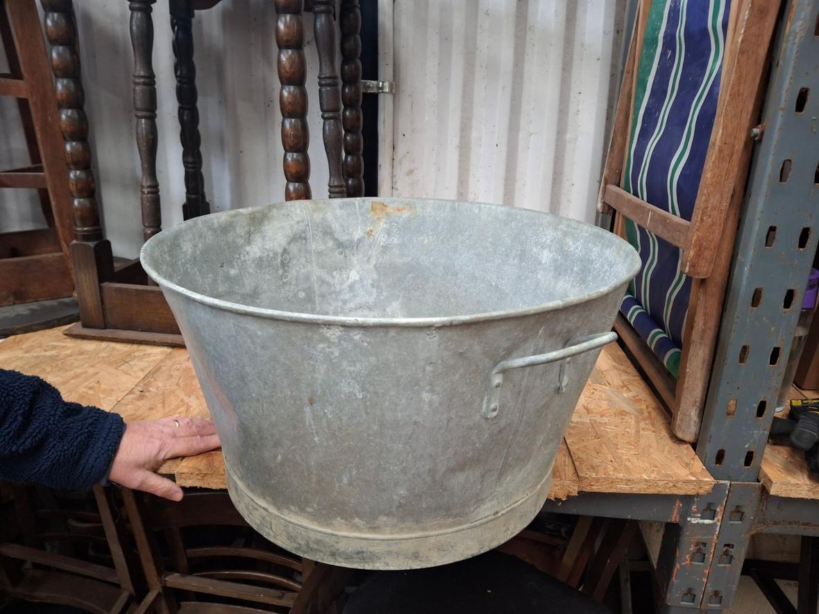 Metal tub